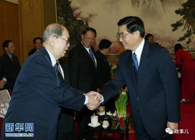 资料图：2003年1月26日，中共中央在北京中南海召开党外人士迎春座谈会。胡锦涛同志和孙孚凌同志亲切握手。