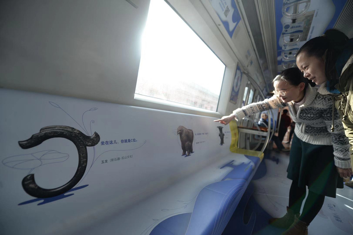  车厢内，每个文物形象都配有一句话介绍。新京报记者 浦峰 摄