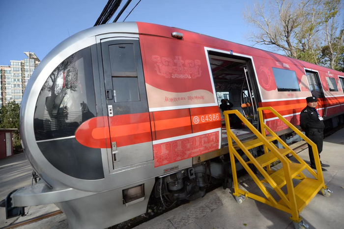  “国博列车”外观，车身通体红色，印有各种文物图案。新京报记者 浦峰 摄