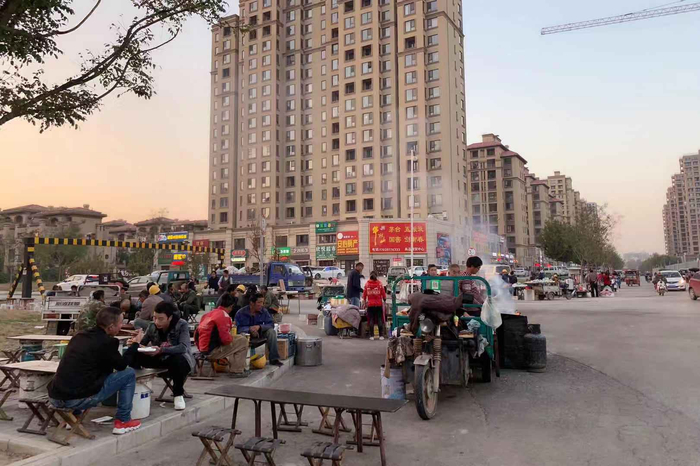 售楼处外的小摊子，徐明朗常在这里吃饭。新京报记者陶若谷&nbsp;摄