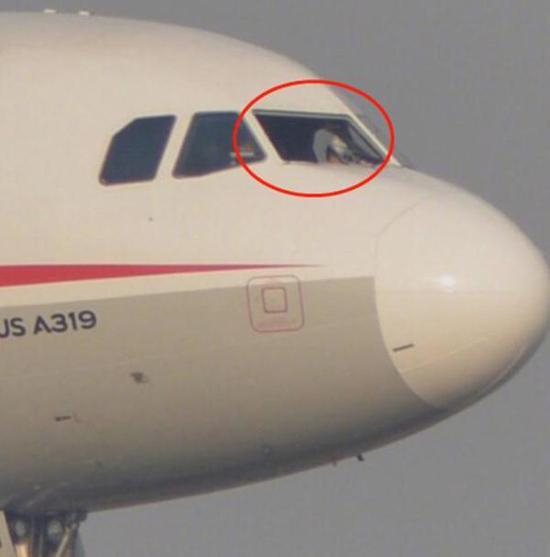 川航航班在9800米高空风挡玻璃爆裂。