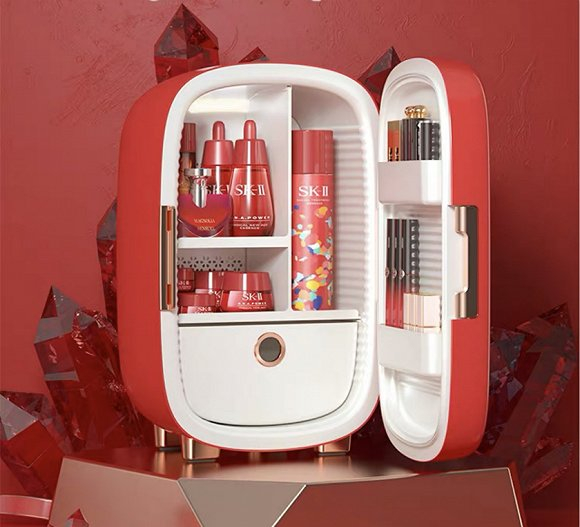 将护肤品储存在化妆品冰箱的使用场景。来源：缤兔天猫店