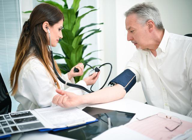 中国高血压患者高达2.7亿，医生忠告，想长寿，睡觉前坚持三不要