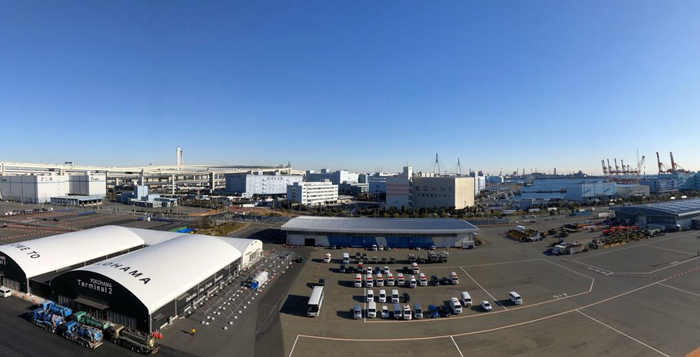 （2月18日从邮轮甲板望出去，停靠在附近的巴士、救护车等。Twitter/@Alice01599641）