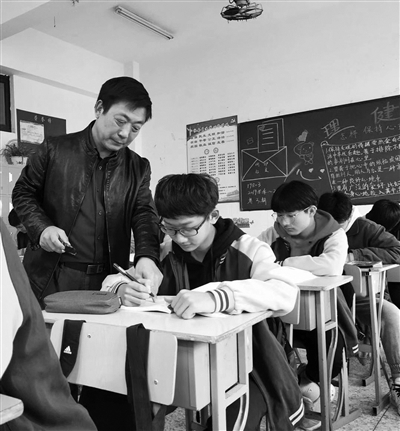 朱老师在指导学生学数学。扬子晚报 图