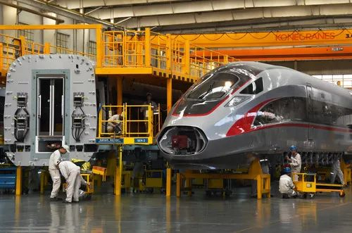 这是中车四方的高速动车组总装车间（5月10日摄）。新华社记者 李紫恒 摄