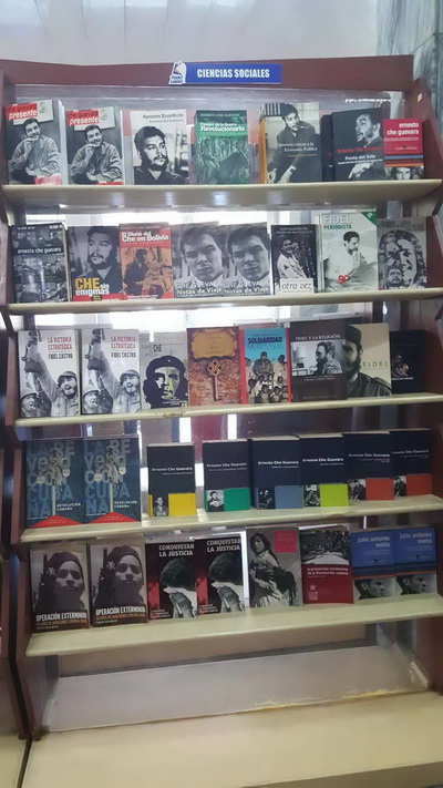 哈瓦那一家书店，社科书架上的切格瓦拉著作。摄影：杨小宇