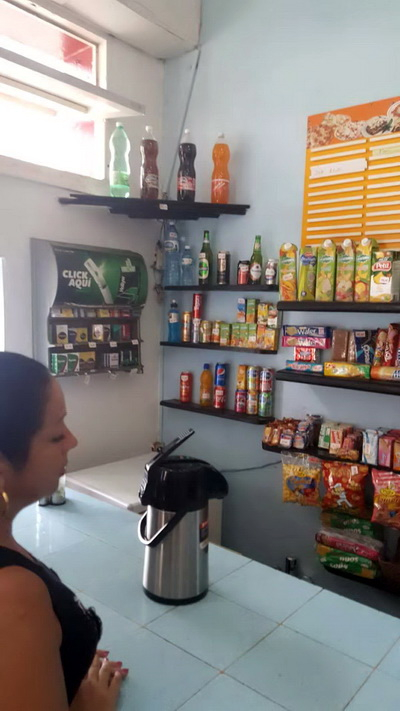哈瓦那一家平价商店兼餐厅，货架上的零食和香烟。进口产品难觅踪迹。摄影：杨小宇