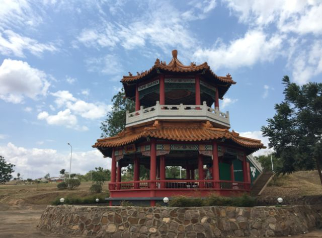▲台湾人当年修的小亭子，现在在中国援建的国际会议中心的一个角落里