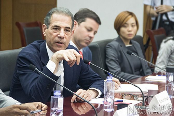 ▲2016年6月，理查德·斯坦格尔到访中国人民大学。&nbsp; &nbsp;图/人大新闻网