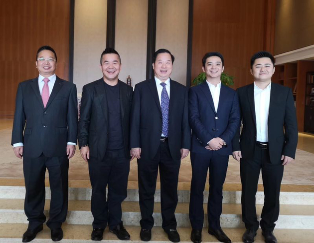唐军（右二）、张林和新华联傅军（中）合影
