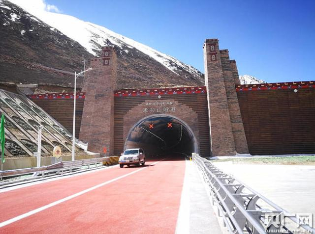 米拉山隧道出口（央广网发 图片为中铁二局五公司提供）