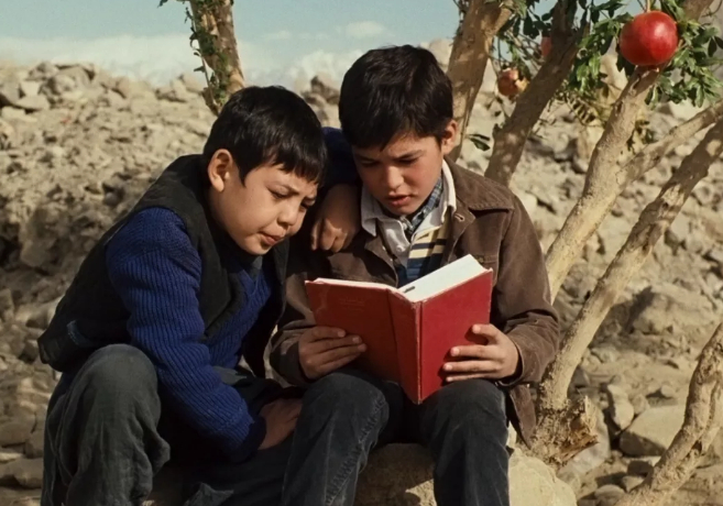 电影《追风筝的人》剧照，其中哈扎拉人哈桑（左）的形象深入人心