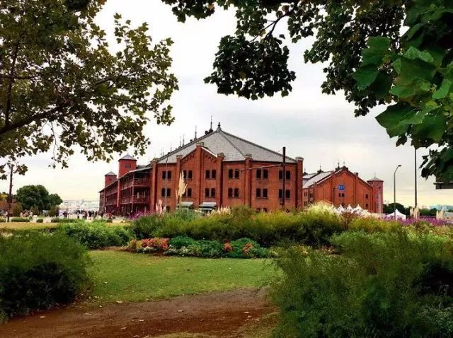  ▲横滨百年历史的红砖仓库，如今成了时尚购物地。（胡俊凯 摄）