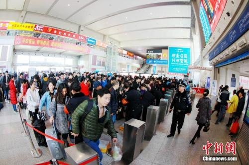 资料图：郑州火车站。 周延民 摄