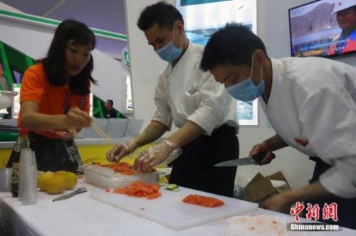 　　资料图：2016青海绿色发展投资贸易洽谈会参展客商推出黄河养殖的“淡水三文鱼”供客商品鉴。 罗云鹏 摄