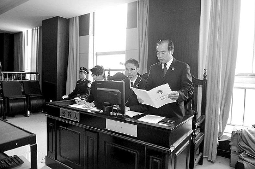  连云港市海州区检察院检察长唐张宣读起诉书&nbsp;