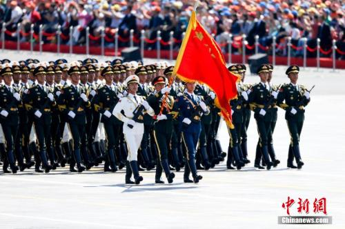 资料图：三军仪仗队方队接受检阅。中新社记者 杜洋 摄