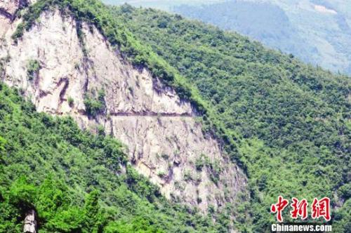 资料图：险峻的“水渠之路”。　田维野 摄