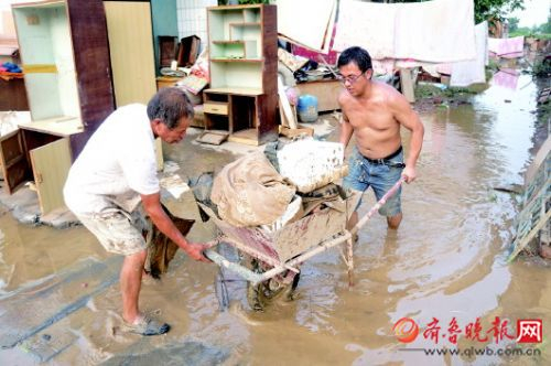 上口镇口子新村受灾农户积极展开自救。 本报记者 陈文进 摄