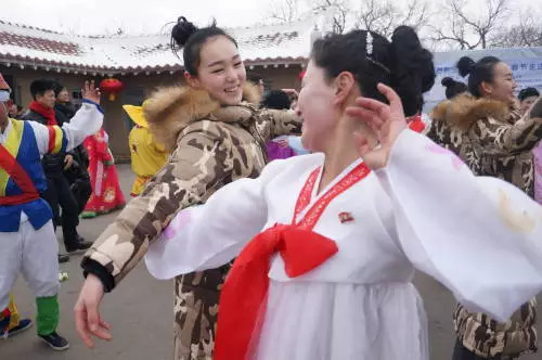 ▲中国姑娘和朝鲜农场员一起跳舞。（资料图片）