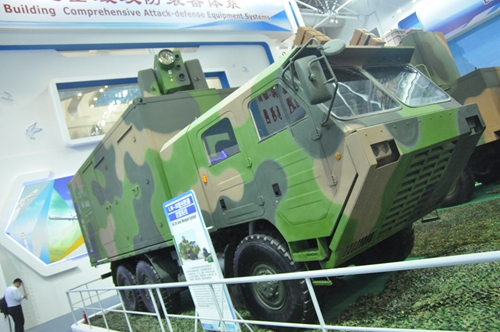 LW-30型激光战车身披三色迷彩。 杨铁虎 摄