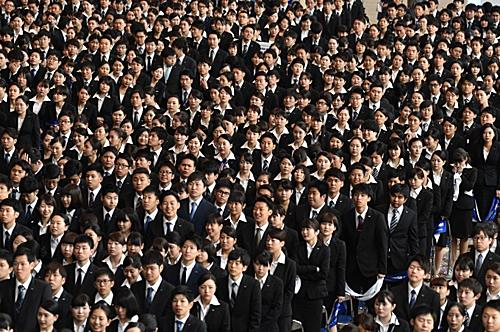  刚进入职场的日本社会新鲜人。 （法新社）