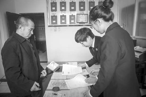 　　3月3日，依据刑法第20条第3款和刑事诉讼法第177条第1款之规定，涞源县检察院决定对王新元、赵印芝不起诉。图为检察官向王新元宣读不起诉决定书。检察日报全媒体记者程丁摄