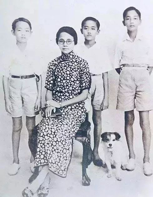郭鹤年（左一）和家人。