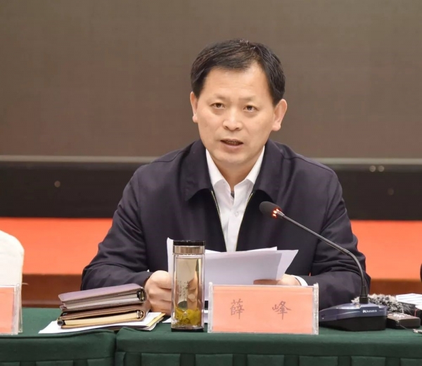 沂水县委书记薛峰在介绍殡葬全免费改革。