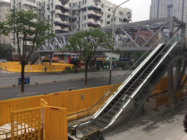 洪武路天桥“五一”投入使用,增设的电扶梯要等调试后启用|天桥|调试|电扶梯_新浪新闻