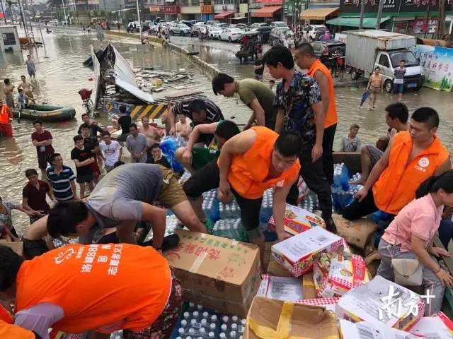 ▲志愿者搬运物资。