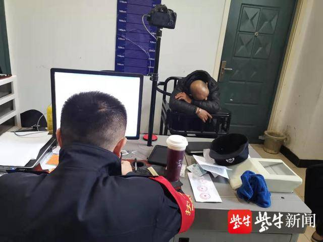 富某接受警方的调查。