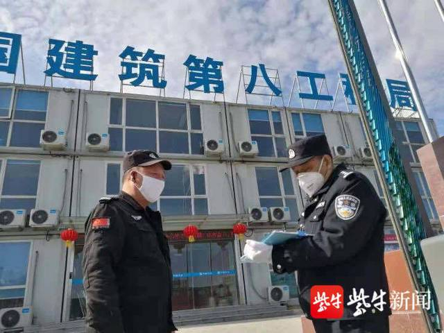 图为南京警方服务企业复工复产。