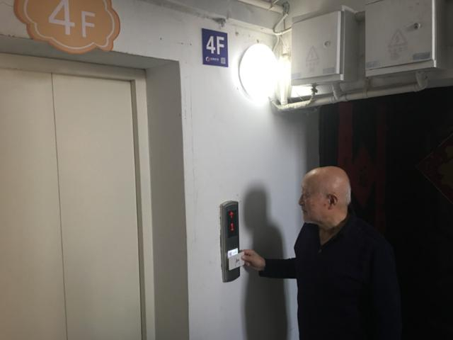 赵大爷在刷卡乘坐电梯