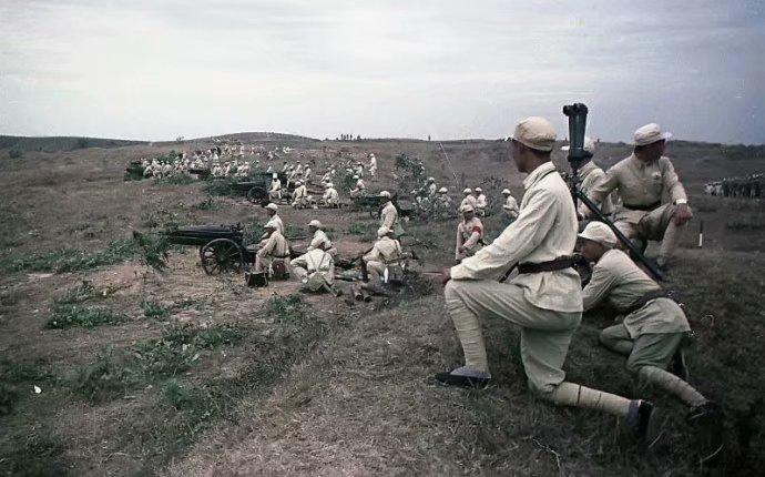 1949年彩色老照片：渡江战役前的解放军开着两栖登陆车_手机新浪网