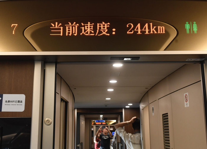 C2701次列车最高时速达到244公里。摄影/新京报记者 吴宁