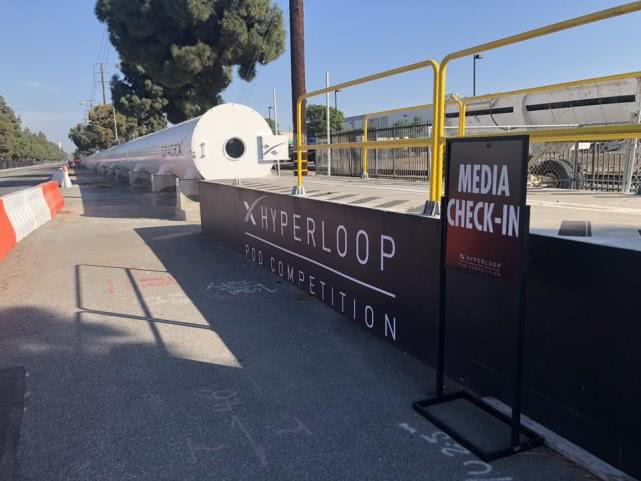 图4：SpaceX的地面超级高铁测试轨道