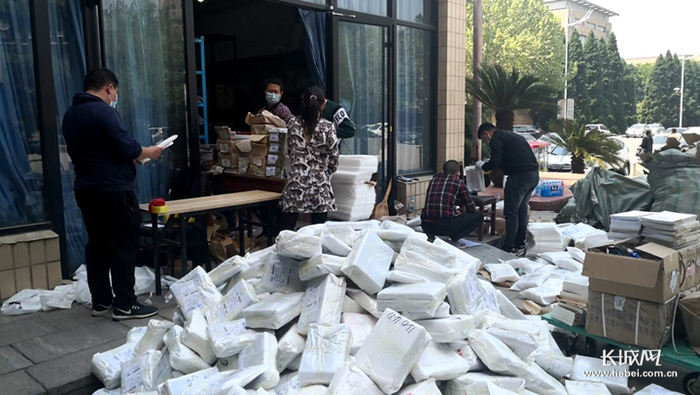 河北地质大学打包教材现场。河北地质大学/供图