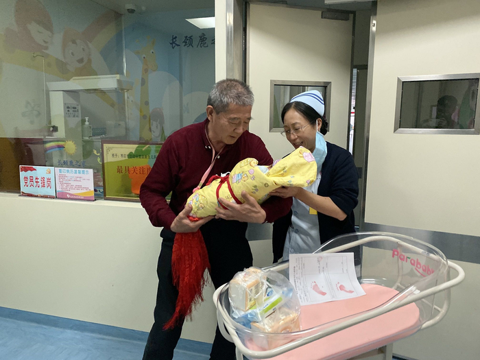 10月29日，护士将孩子转交给黄维平。新京报记者&nbsp;祖一飞 摄