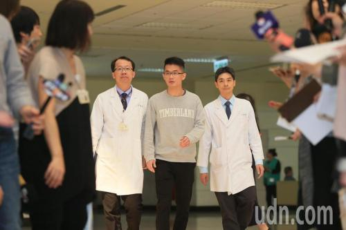 　　台湾著名作家李敖18日上午病逝。儿子李戡在北荣神经医学中心主任王署君及神经内科主治医师王严锋陪同下，向媒体说明父亲病情及他的心境。图片来源：台湾联合新闻网。