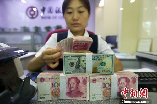 资料图：银行工作人员正在清点货币。中新社记者 张云 摄