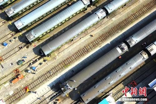 　　资料图：中国铁路成都局集团有限公司成都车辆段拉开了2018年客车车厢春季整修工作的序幕，该段将对1726辆客车车厢进行一次全面整备和维修。 吴正琪 摄