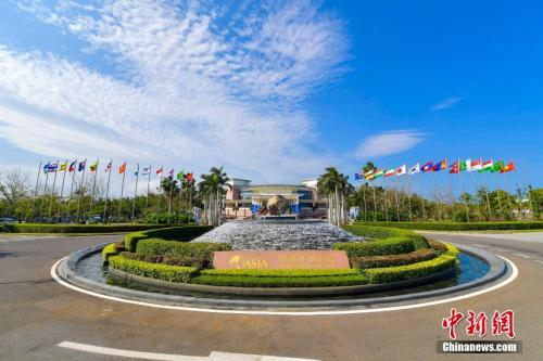 资料图：博鳌亚洲论坛国际会议中心前广场喷泉。中新社记者 骆云飞 摄