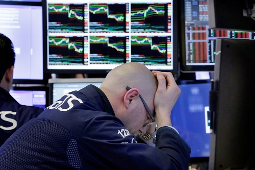 　　随着中美贸易紧张局势升温，纽约股市6日遭遇重挫，三大股指收盘跌幅均超过2%。图为当天纽约证券交易所一位交易员在工作。（美联社）
