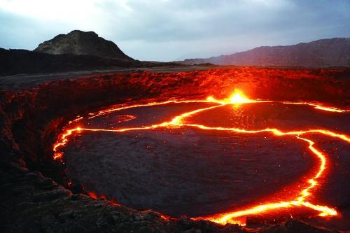 埃塞火山口夜赏熔岩湖岩浆翻滚如美丽炼狱(图)_手机新浪网