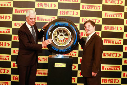 　　中国化工集团公司及倍耐力董事长任建新与倍耐力执行副董事长兼首席执行官马可·特隆凯蒂·普罗维拉合影。（企业供图）