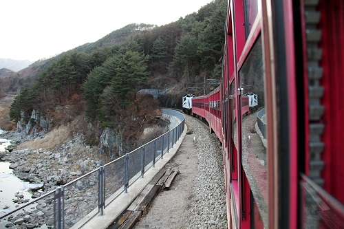 　　韩国铁道公社往返于江原道铁岩与庆尚北道汾川之间的峡谷列车穿行在韩国“白头大干”山峡谷（2月3日摄）。新华社记者彭茜摄