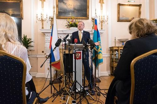 　　2018年4月5日，在英国伦敦，俄罗斯驻英国大使亚历山大·雅科文科举行新闻发布会。他表示，国际社会并不支持英美在“斯克里帕尔事件”上的立场。 新华社发