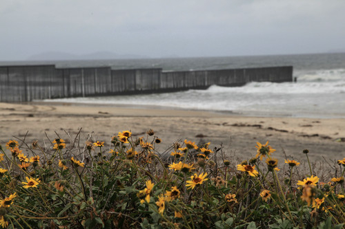 资料图片：这是4月30日拍摄的圣迭戈美墨边境墙美国一侧。新华社记者 黄恒 摄